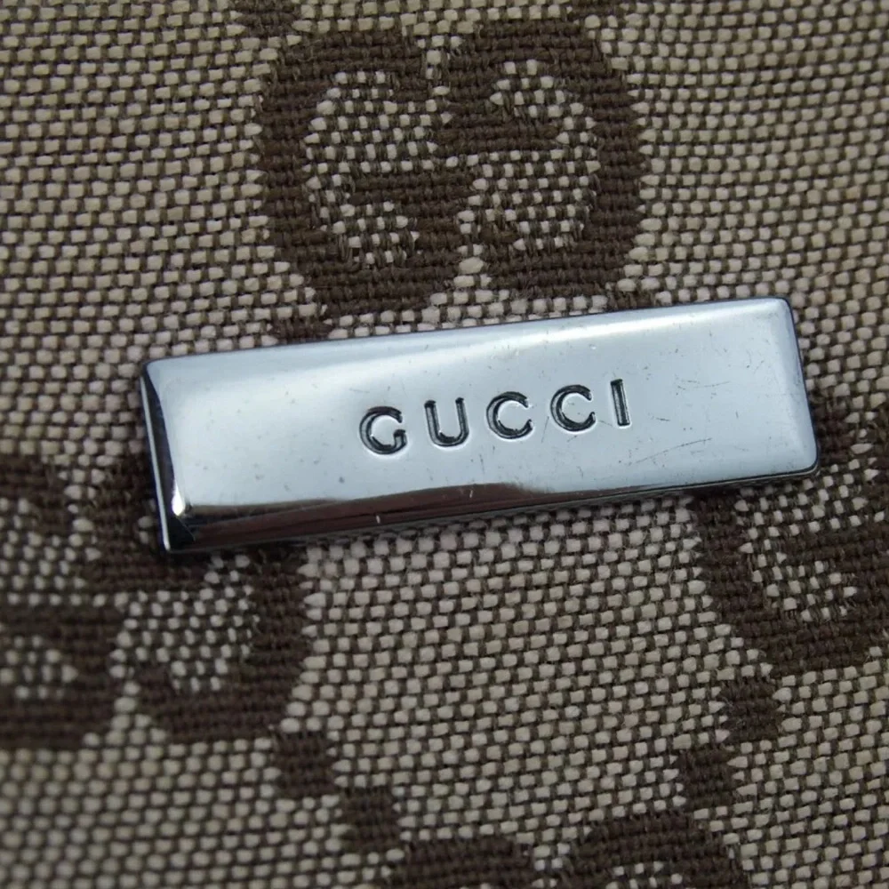 GUCCI Signature Canvas/Leather Pouch 😍